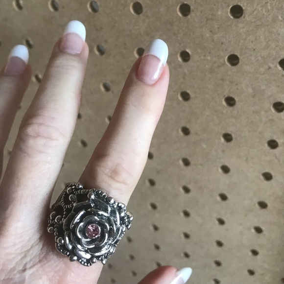 Ornate silver ring in rose shake w/pink rhinestone